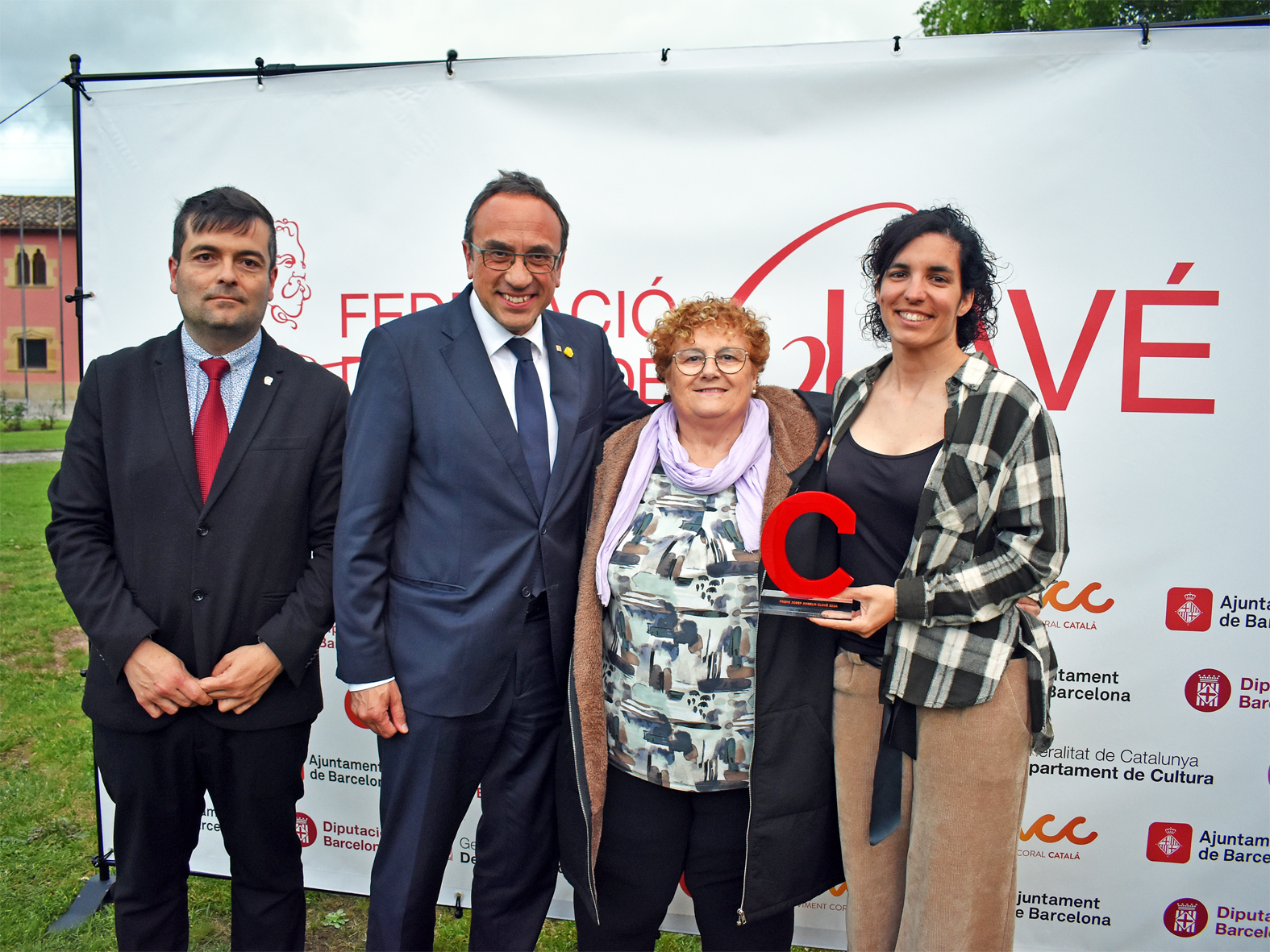 La regidora de Festes, Alba Martínez, i la representant de la Comissió de Caramelles, Loli Rodríguez, al costat del president del Parlament, Josep Rull, i del president de la Federació de Cors de Clavé, Bruno Nájera.
