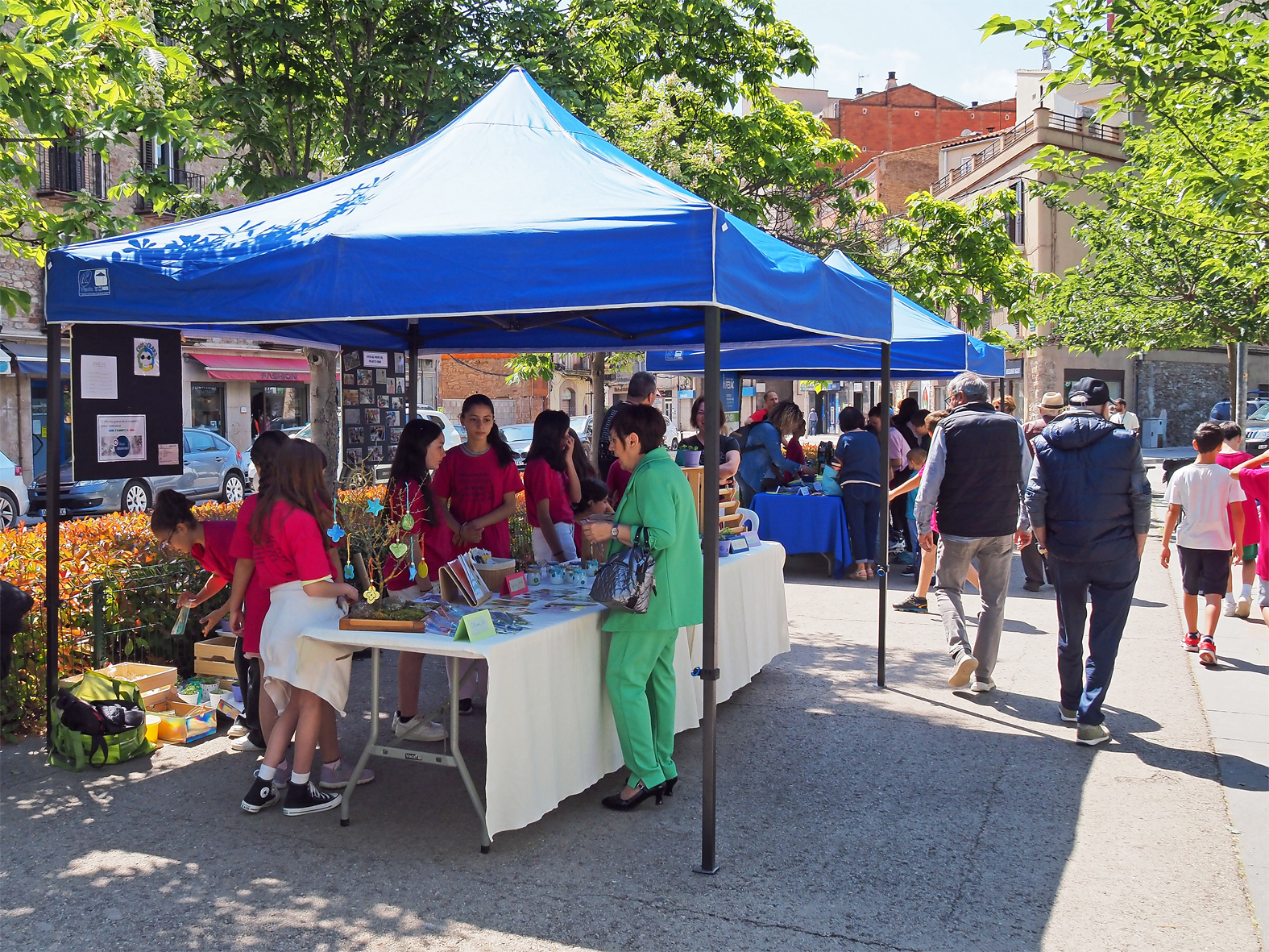 Ambient del 7è Mercat de Cooperatives Escolars de Súria a la plaça de Sant Joan.