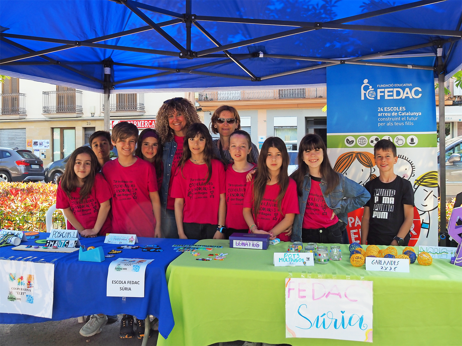 Parada de la Cooperativa Èlit de l'Escola Fedac, en el 7è Mercat de Cooperatives Escolars de Súria a la plaça de Sant Joan.