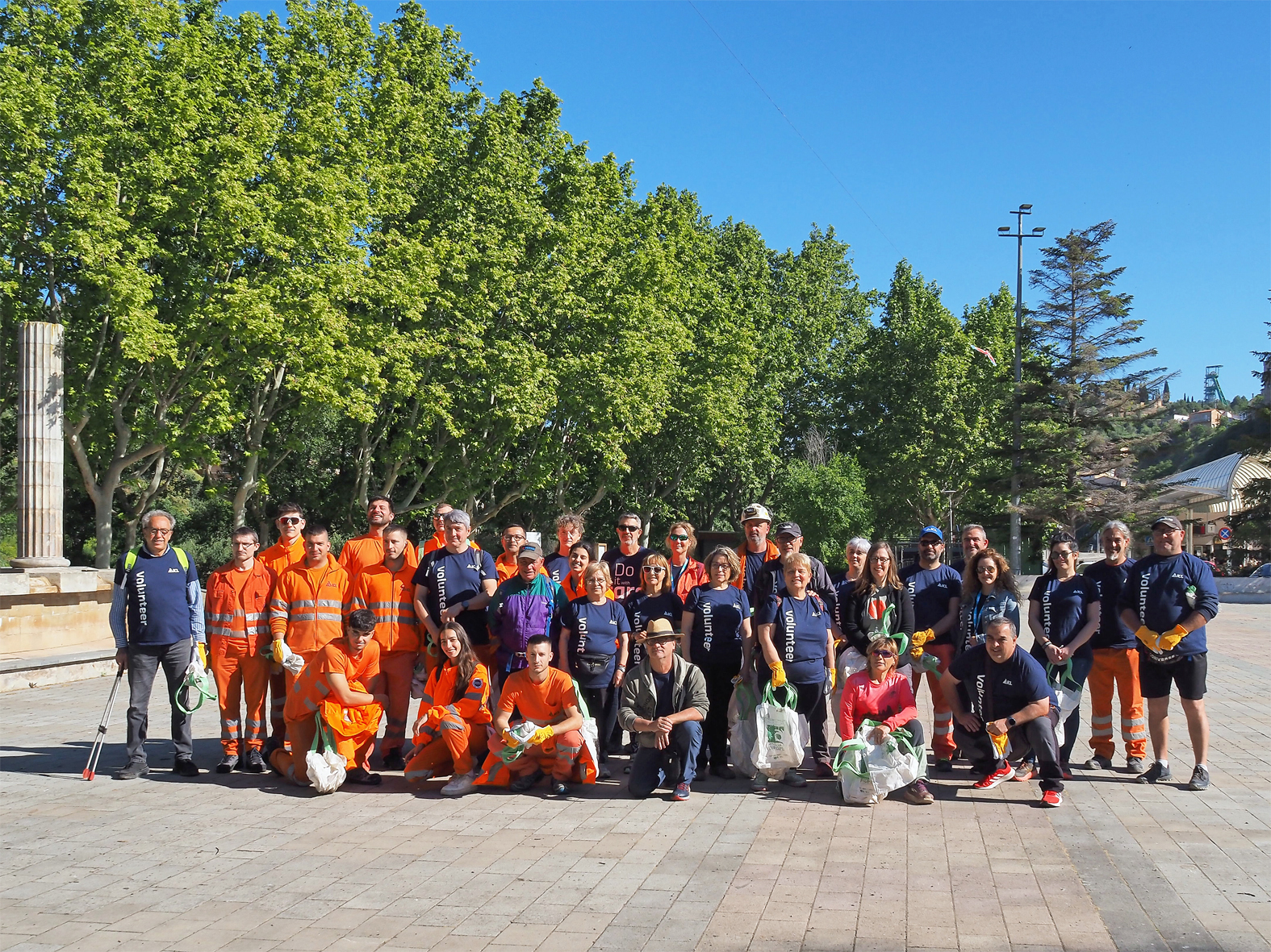 Foto de grup de persones participants en la jornada de neteja de l'entorn, dins de la campanya Let's Clean Up Europe, a Súria.