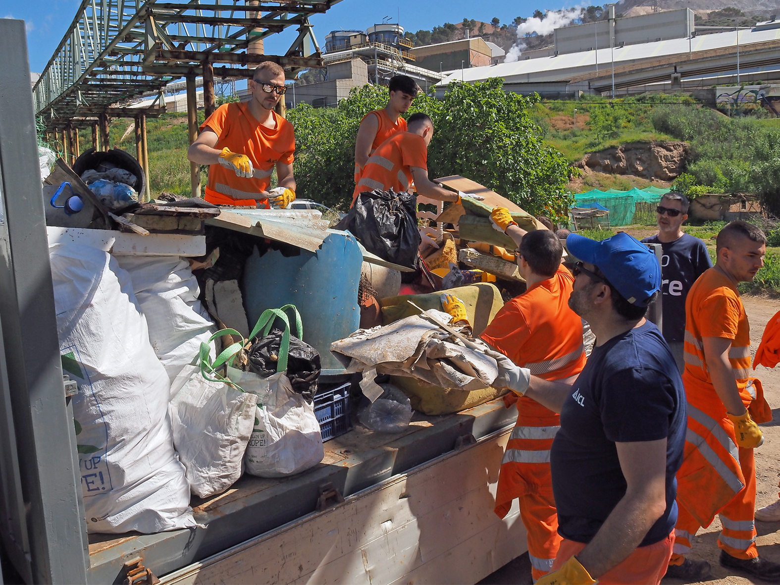 Imatge de la jornada de neteja de l'entorn, dins de la campanya Let's Clean Up Europe, a Súria.