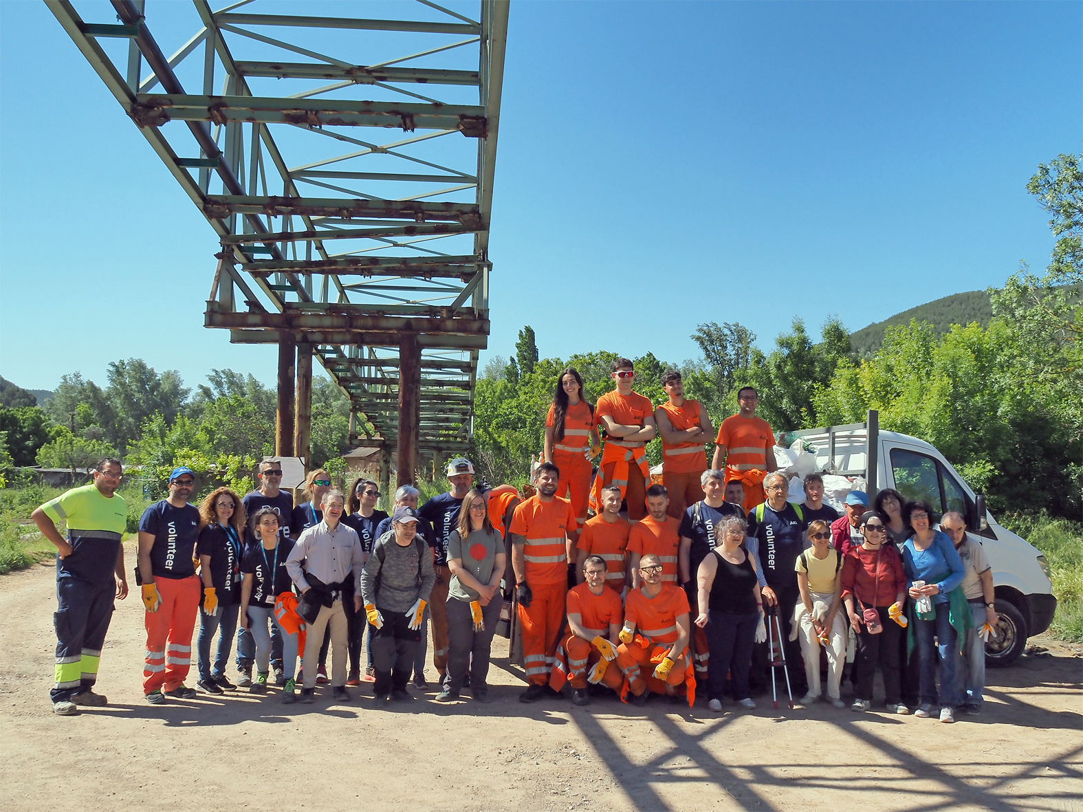 Foto de grup de persones participants en la jornada de neteja de l'entorn, dins de la campanya Let's Clean Up Europe, a Súria.
