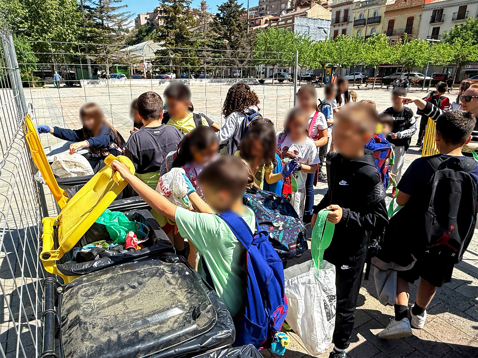 Alumnat surienc participant en la campanya Let's Clean Up Europe, a la plaça de Sant Joan.