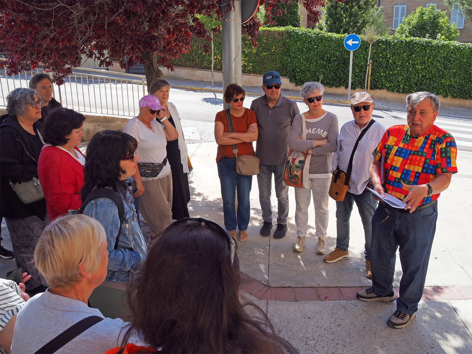 Participants en la visita guiada pel barri de Santa Maria, conduïda per l'estudiós i regidor Albert Fàbrega, a la plaça Santa Maria, dins de la Setmana Europea dels Geoparcs.