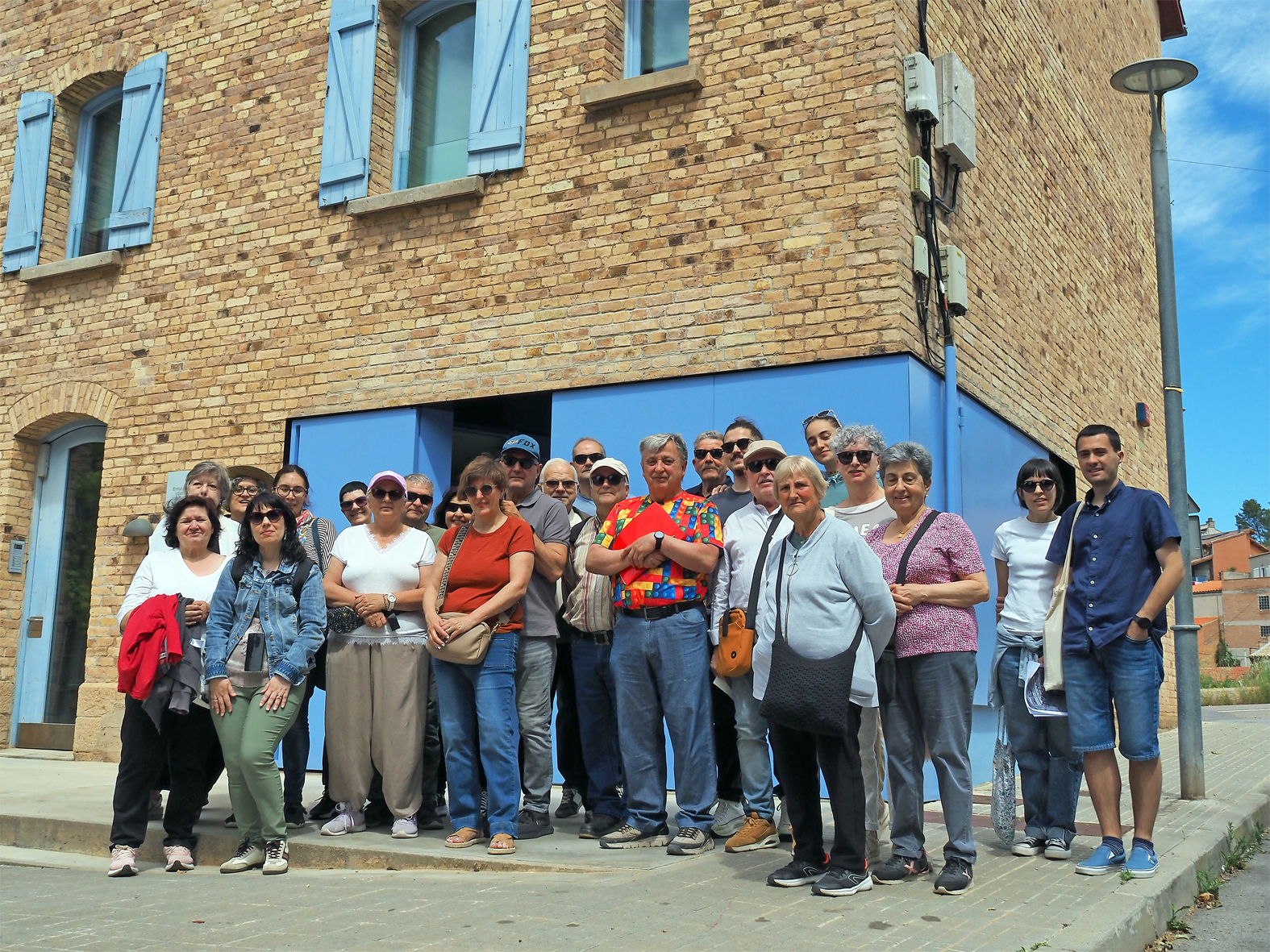 Foto de grup de les persones participants en la visita guiada pel barri de Santa Maria, dins de la Setmana Europea dels Geoparcs.