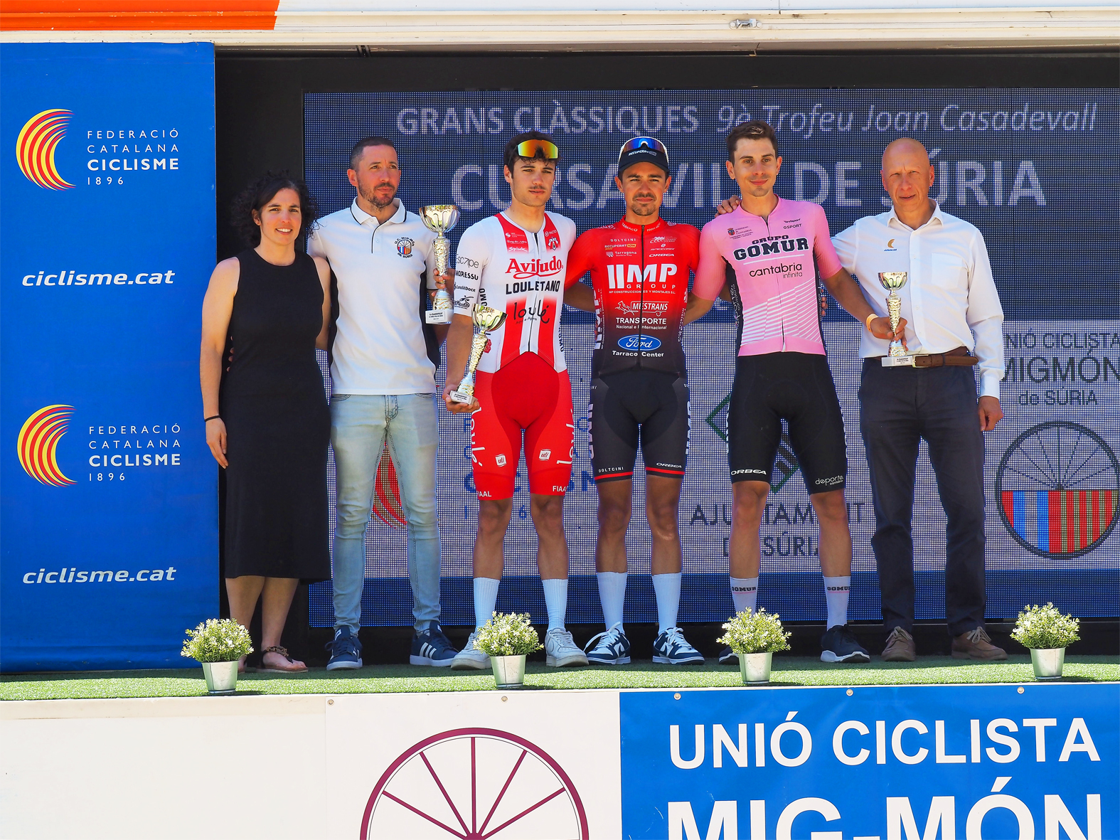 Els ciclistes Oscar Rota, David Domínguez i Víctor Castellano, primers classificats de la 9a Cursa Vila de Súria de Ciclisme en Ruta (categoria Elit), amb Ricardo Villar, Alba Martínez i José Manuel Pérez.
