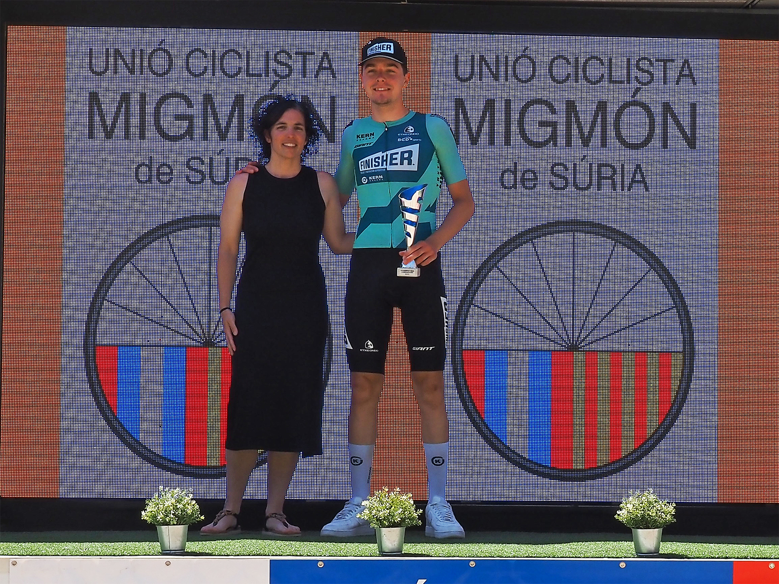 El ciclista Roger Pareta, primer classificat de la 9a Cursa Vila de Súria de Ciclisme en Ruta (categoria Sub23), amb la regidora Alba Martínez.