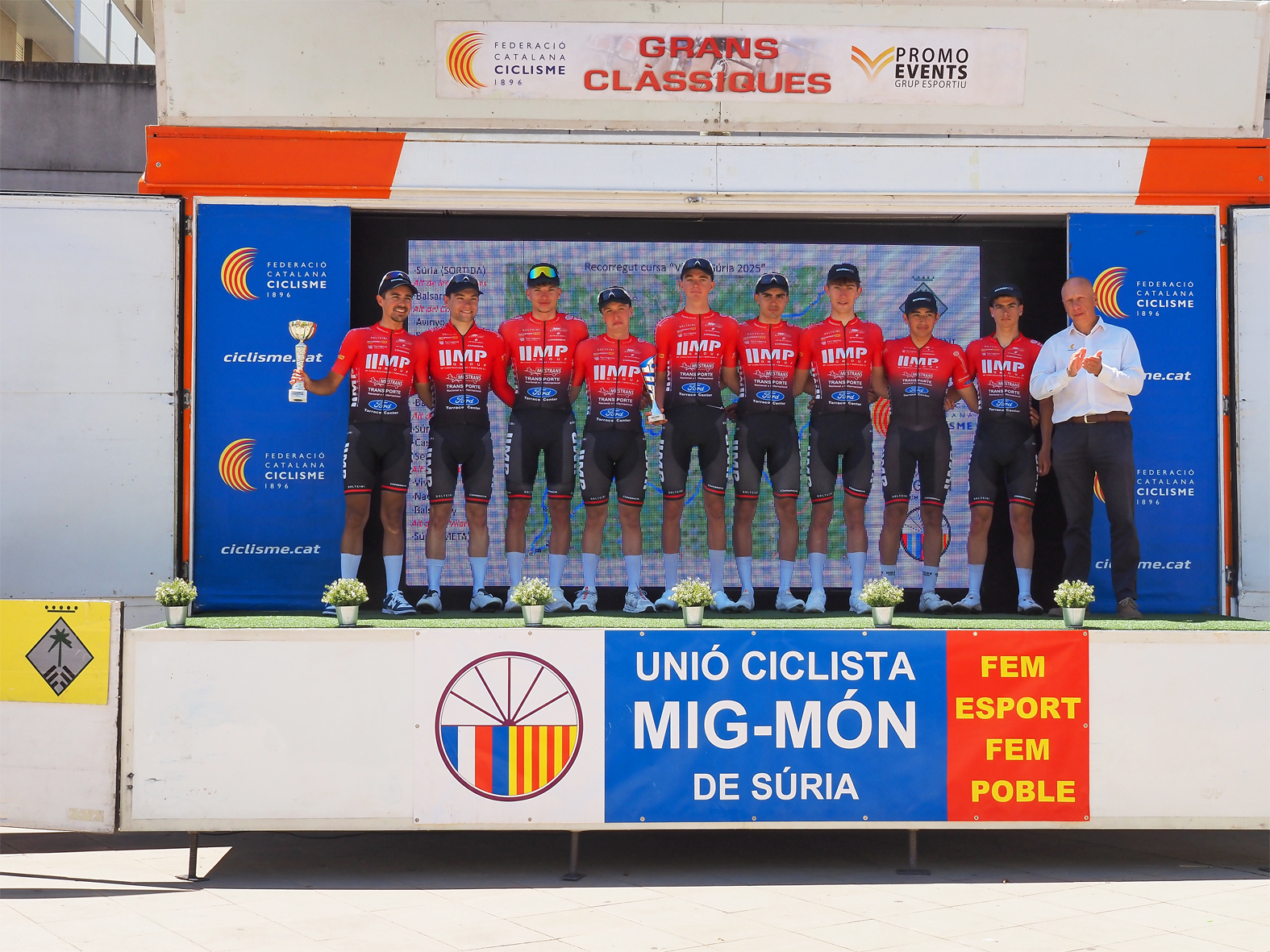 L'equip Team MPGroup-Doltcini, primer classificat de la 9a Cursa Vila de Súria de Ciclisme en ruta, amb el delegat territorial de la Federació Catalana de Ciclisme a Barcelona, Ricardo Villar.