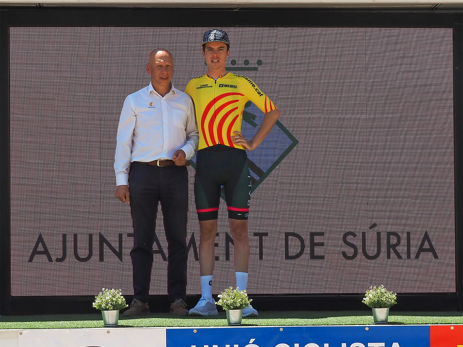 El mallot groc de la categoria Elit, Erik Martorell, amb el delegat territorial de la Federació Catalana de Ciclisme a Barcelona, Ricardo Villar.