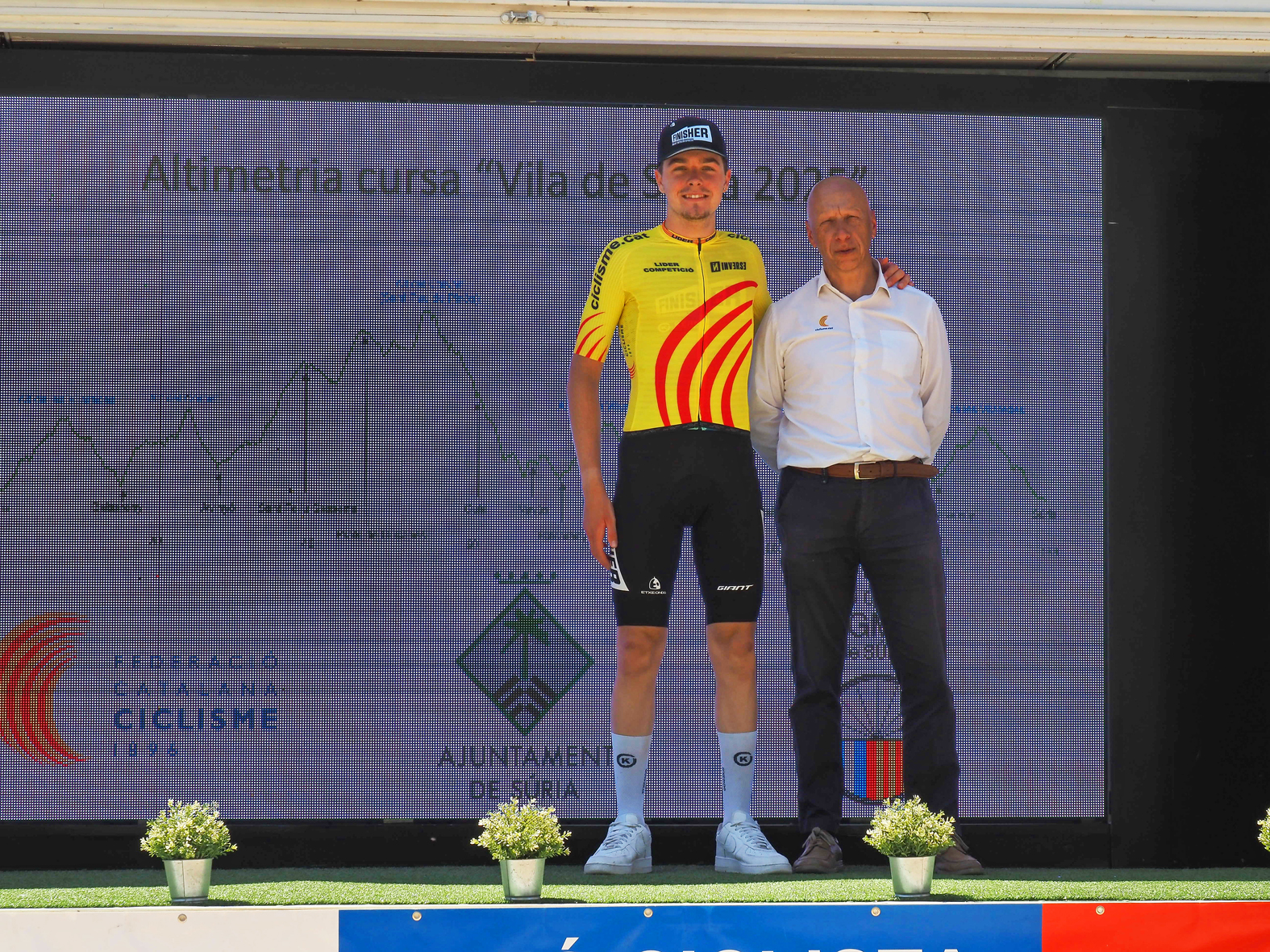El mallot groc de la categoria Sub23, Roger Pareta, amb el delegat territorial de la Federació Catalana de Ciclisme a Barcelona, Ricardo Villar.