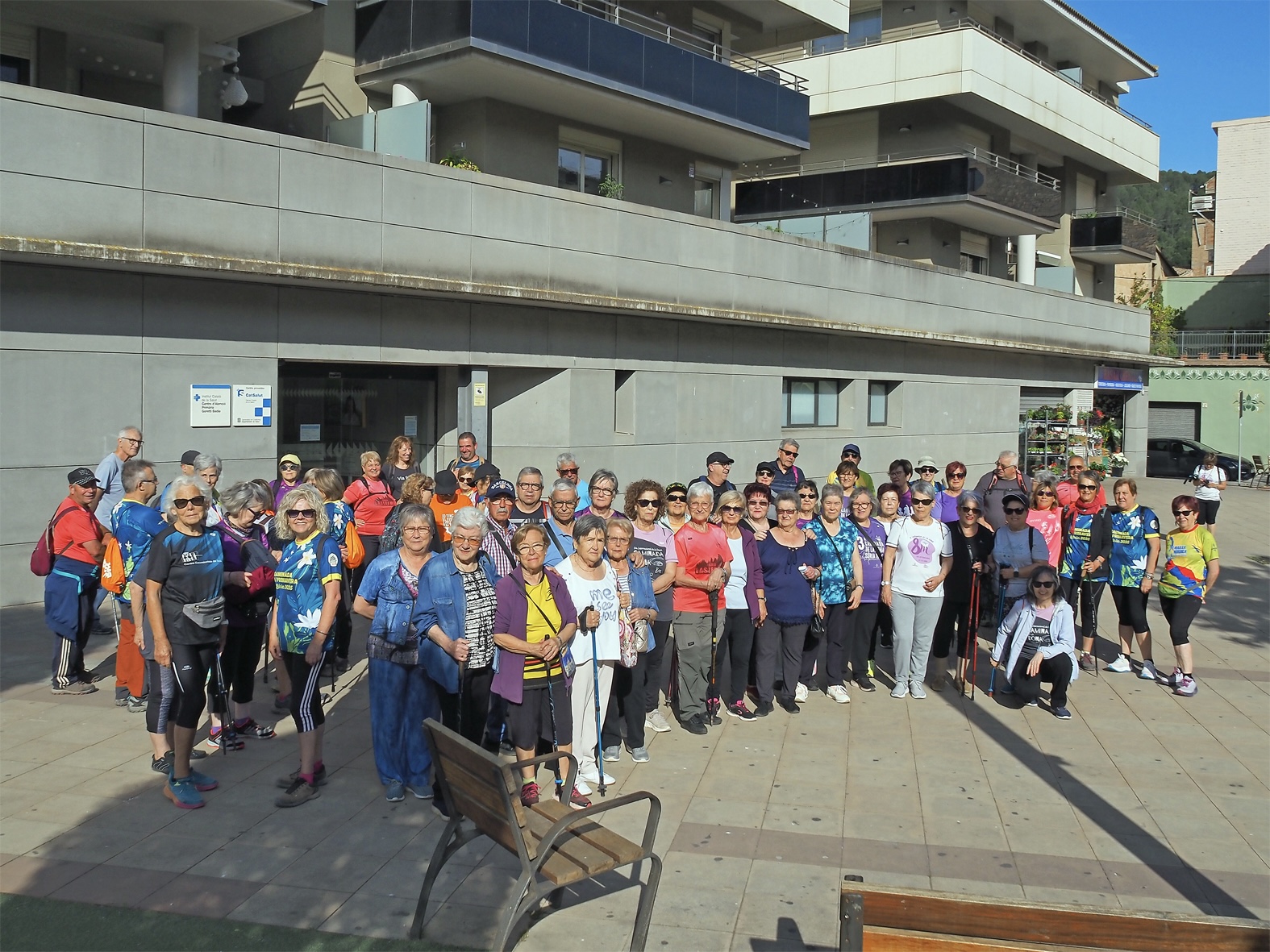 Curs 2024-25 - Foto de grup de les persones participants en la Caminada de la Gent Gran del mes de maig, organitzada per l'Ajuntament de SÃºria, Centre Excursionista i Consell Municipal de la Gent Gran.