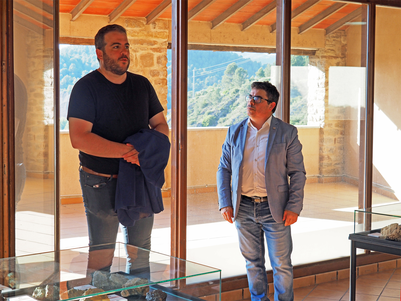 L'alcalde Albert Coberó parla al costat del president del Geoparc i conseller de Turisme del Consell Comarcal del Bages, Eduard Mata, en la inauguració de l'exposició permanent 'Minerals i roques: un patrimoni a descobrir'.