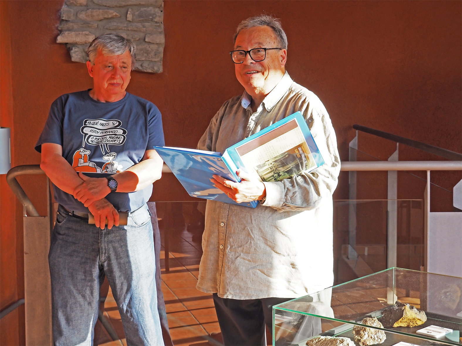 El geòleg Josep Biosca parla al costat del regidor de Cultura i Turisme, Albert Fàbrega, en la inauguració de l'exposició permanent 'Minerals i roques: un patrimoni a descobrir' al Museu de la Mineria de Súria.