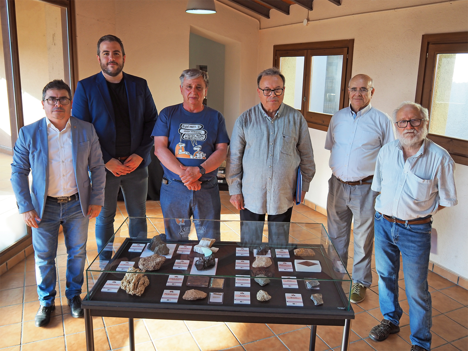 Foto de grup institucional en la inauguració de l'exposició permanent 'Minerals i roques: un patrimoni a descobrir' al Museu de la Mineria de Súria.
