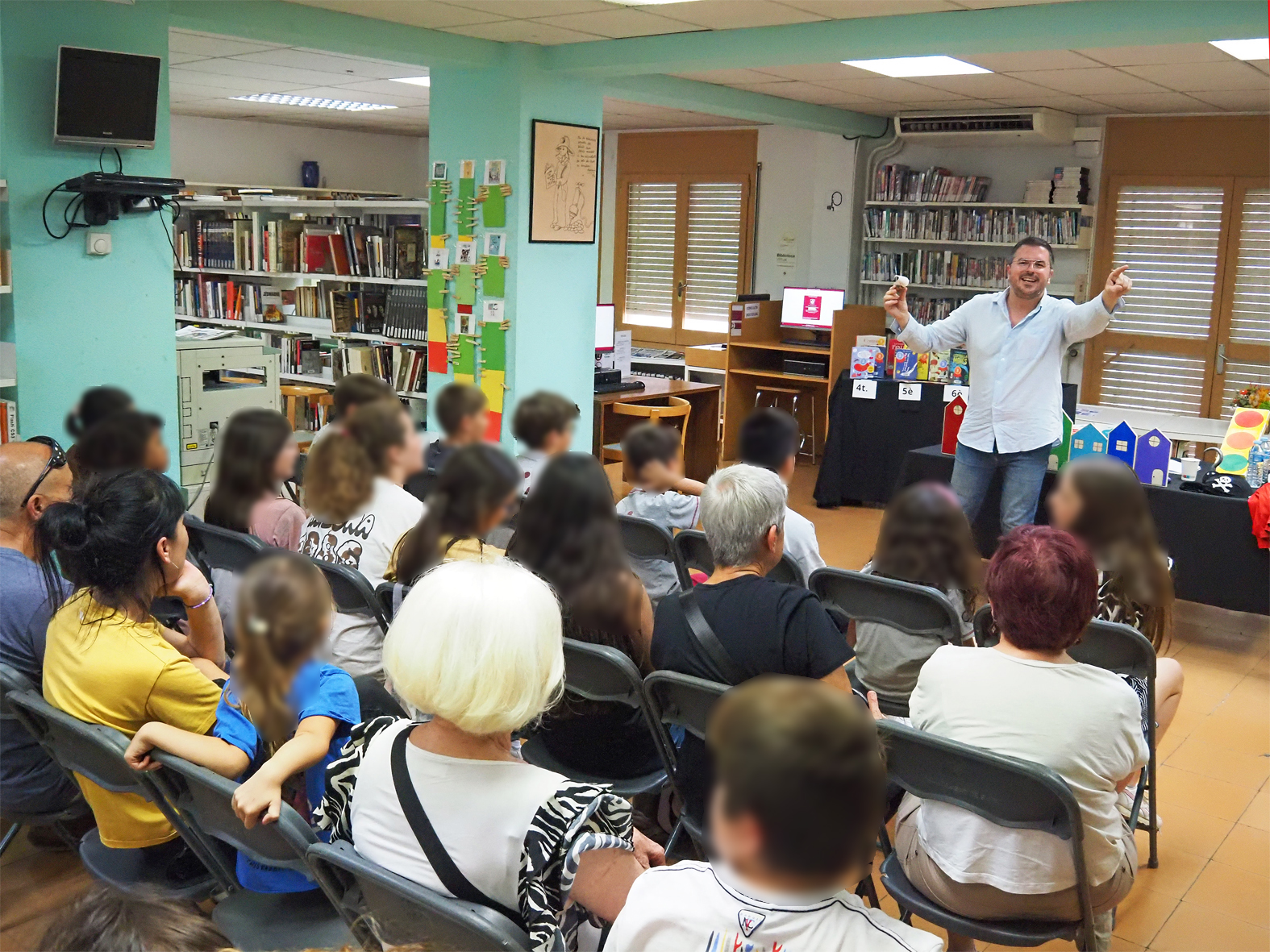 Espectacle del poeta, escriptor i recitador Andreu Galan durant la festa de cloenda dels Premis Atrapallibres, a la Biblioteca Pública.