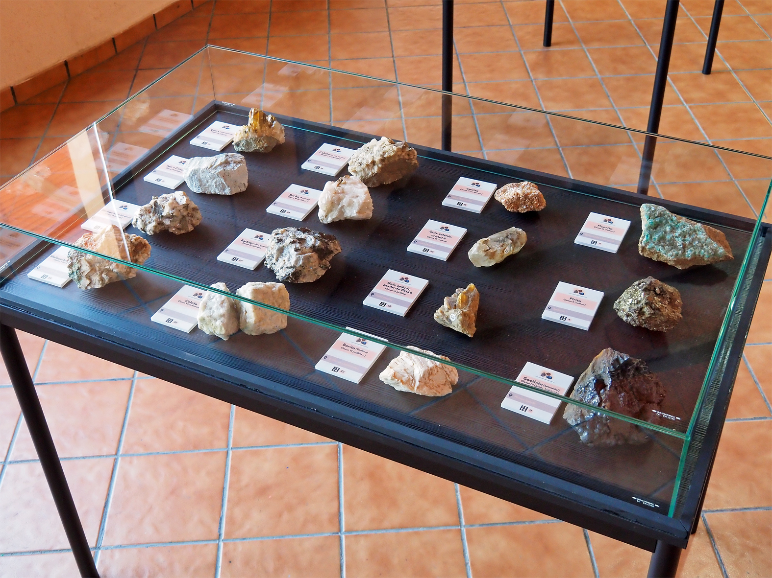 Vitrina de l'exposiciÃ³ permanent 'Minerals i roques: un patrimoni a descobrir' al Museu de la Mineria de SÃºria.