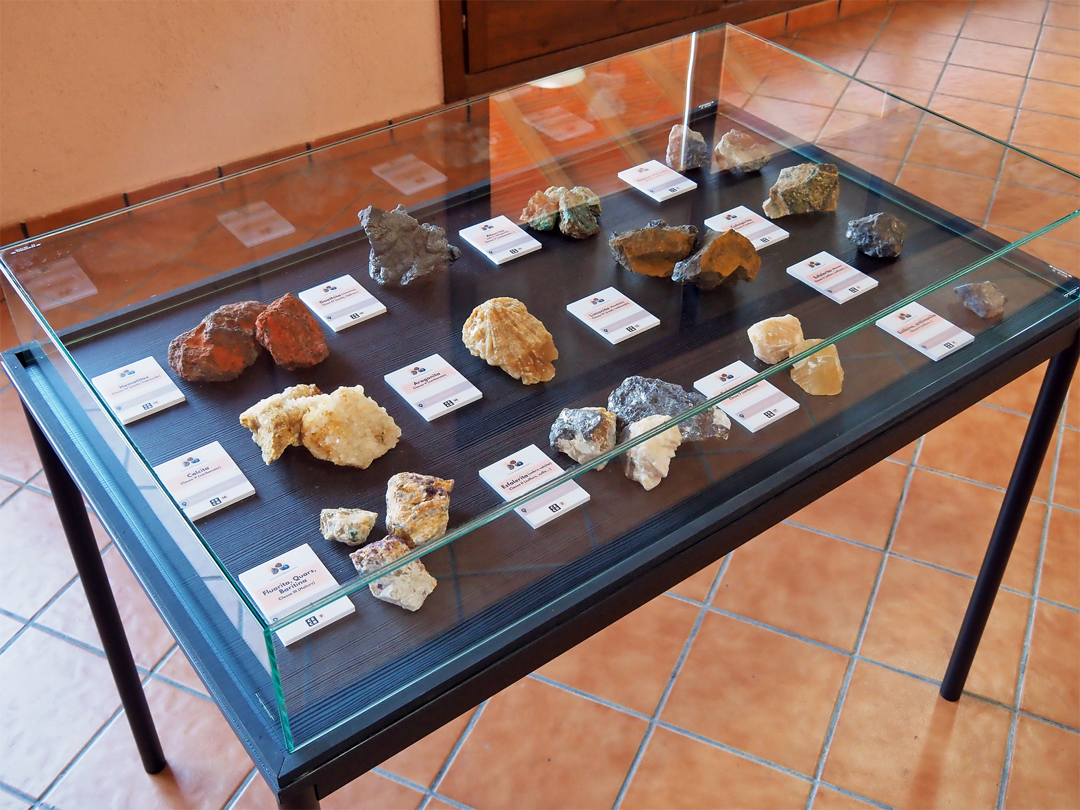 Vitrina de l'exposiciÃ³ permanent 'Minerals i roques: un patrimoni a descobrir' al Museu de la Mineria de SÃºria.