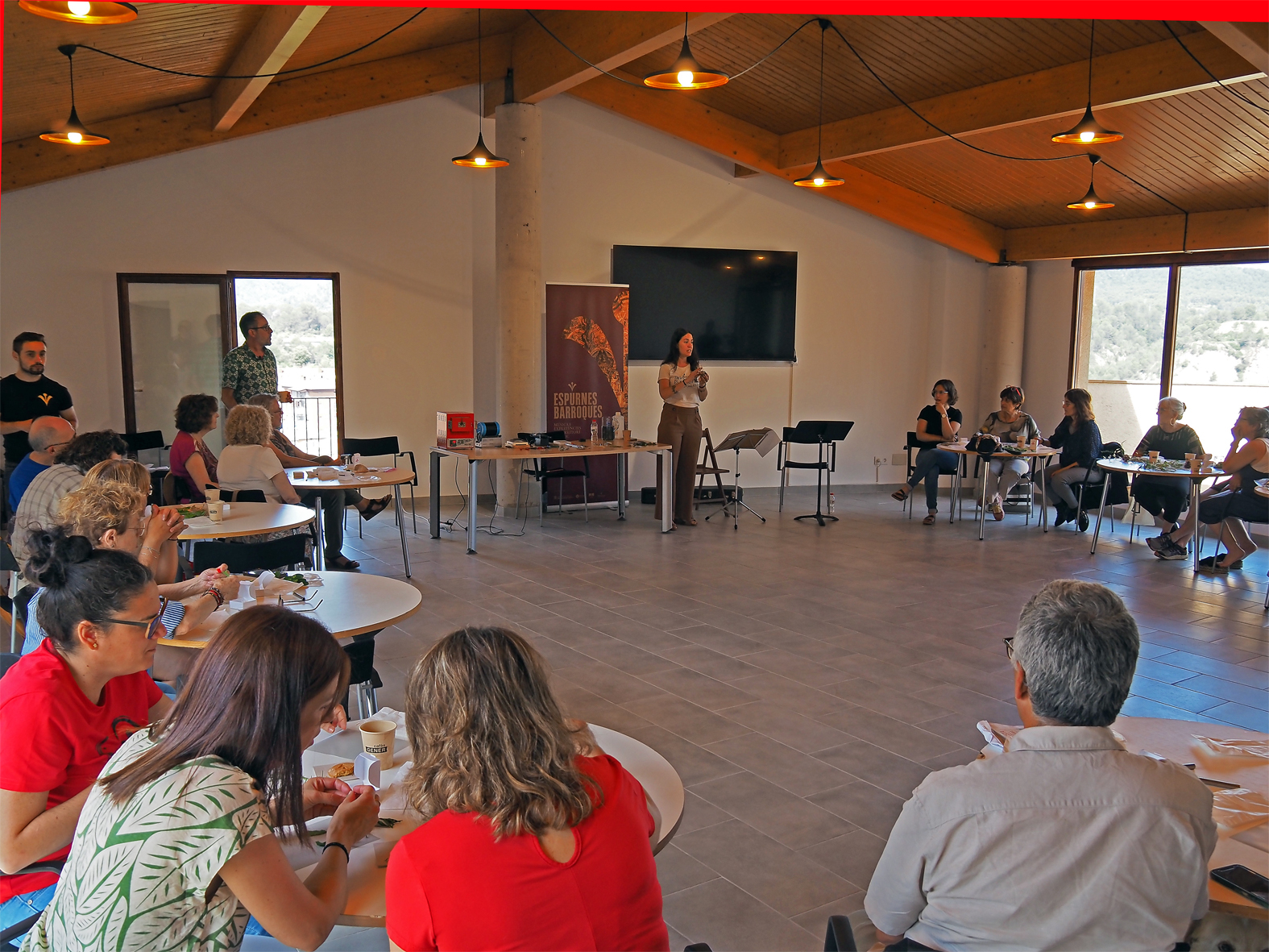 Imatge del taller de joieria amb Carla Bellera i Adrià Pujol a la Sala del Portal, dins del Festival Espurnes Barroques.