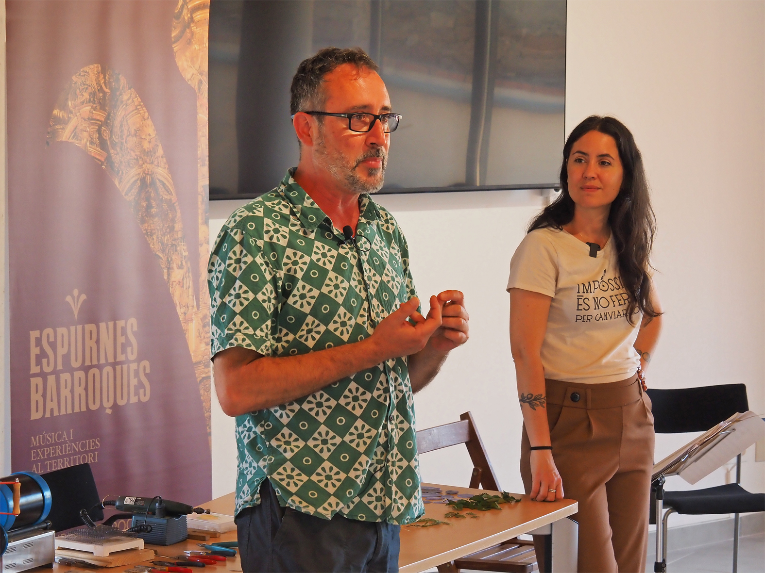L'antropòleg Adrià Pujol i la joiera Carla Bellera, durant el taller de joieria celebrat a la Sala del Portal, dins del Festival Espurnes Barroques.
