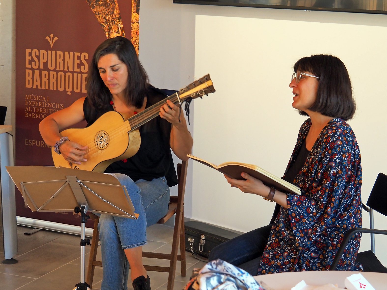 Actuació de Montserrat Isanta i Belisana Ruiz durant el taller de joieria celebrat a la Sala del Portal, dins del Festival Espurnes Barroques.