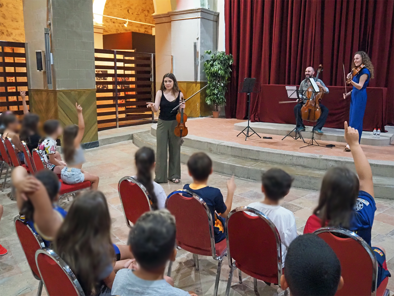 Taller-audició per a les escoles amb intèrprets del grup Bachcelona Consort a l'Església del Roser, dins del Festival Espurnes Barroques.