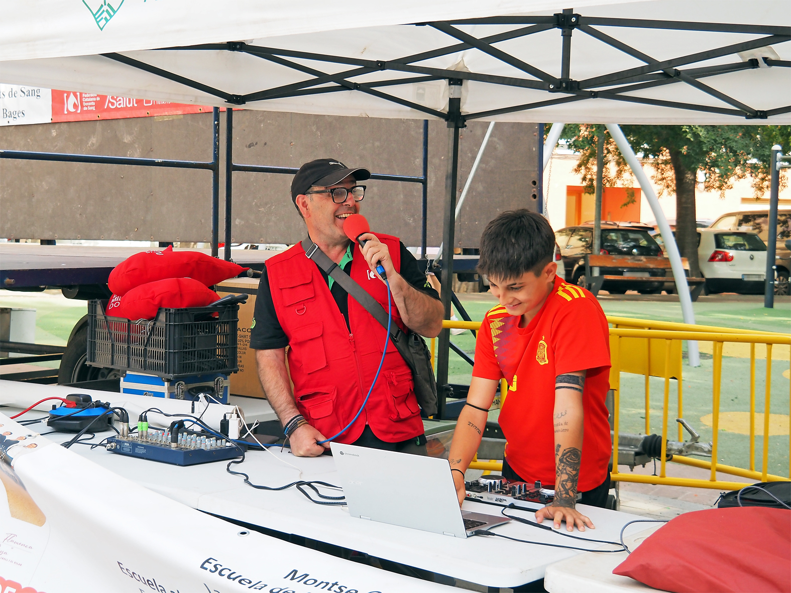 Sessió de música amb DJ durant la jornada de donació de sang a la plaça de Sant Joan.