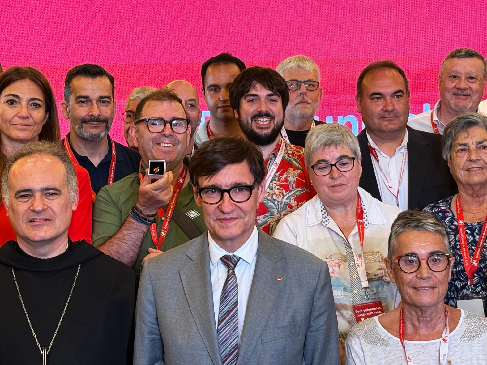 El surienc Juan Antonio González, impulsor de la donació de sang, mostra el guardó rebut a Montserrat durant la celebració del Dia Mundial del Donant de Sang, amb el President Salvador Illa, la consellera Olga Pané i l'abat de Montserrat.