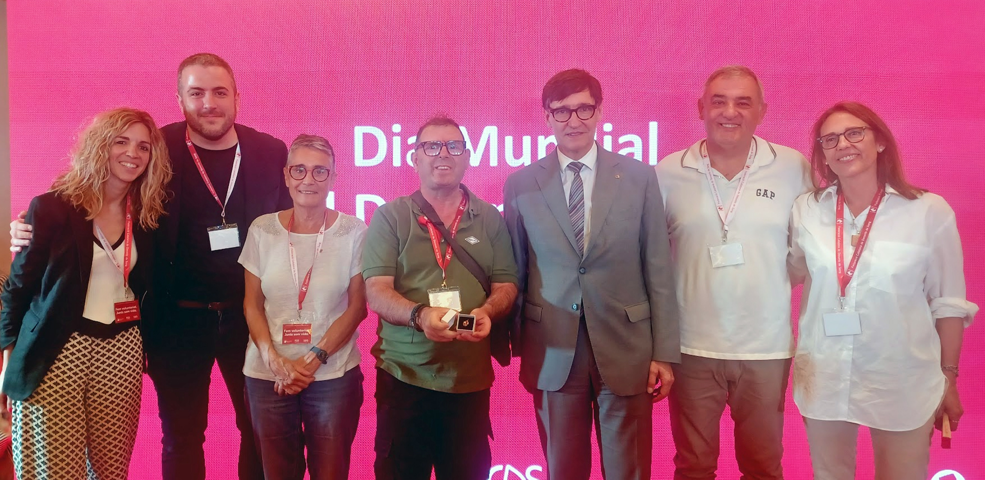 El surienc Juan Antonio González, impulsor de la donació de sang, amb el President Salvador Illa, l'alcalde Albert Coberó, la consellera Olga Pané, la regidora Olga Tena, la delegada del Govern i el representant de l'Associació de Donants.