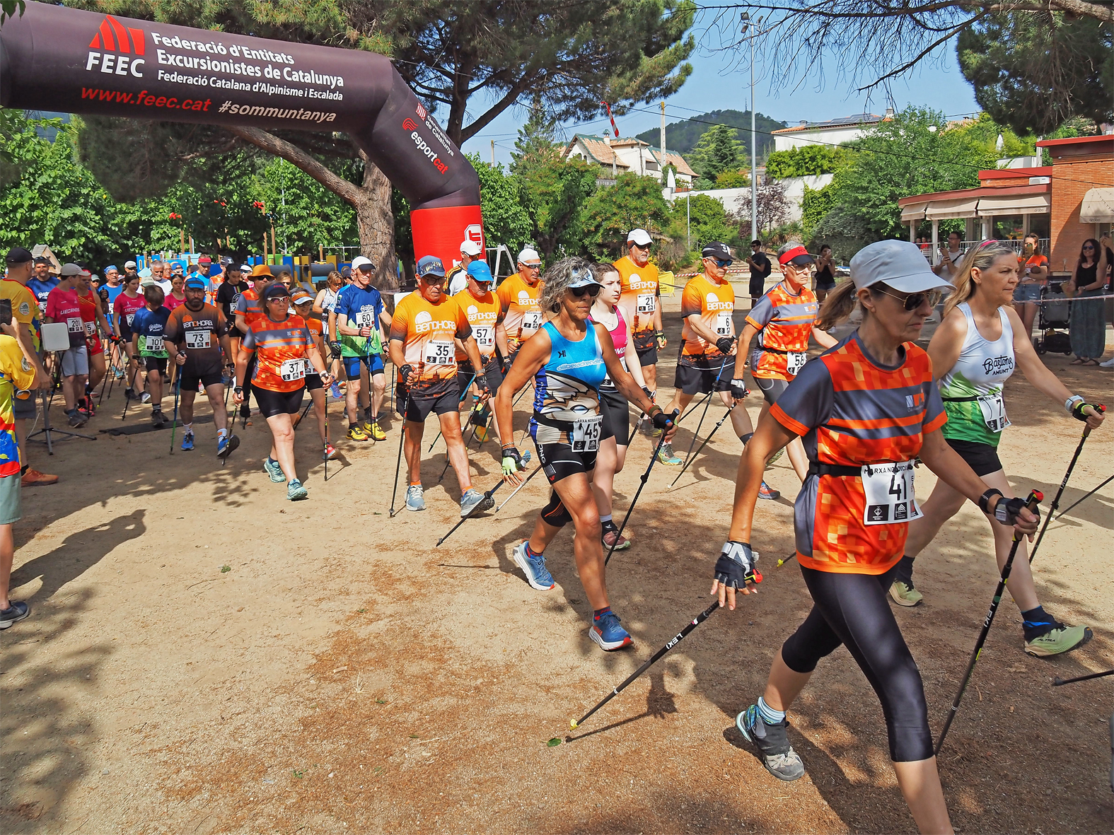 Una vuitantena d'esportistes participa en la Cursa de Marxa Nòrdica Vila de Súria