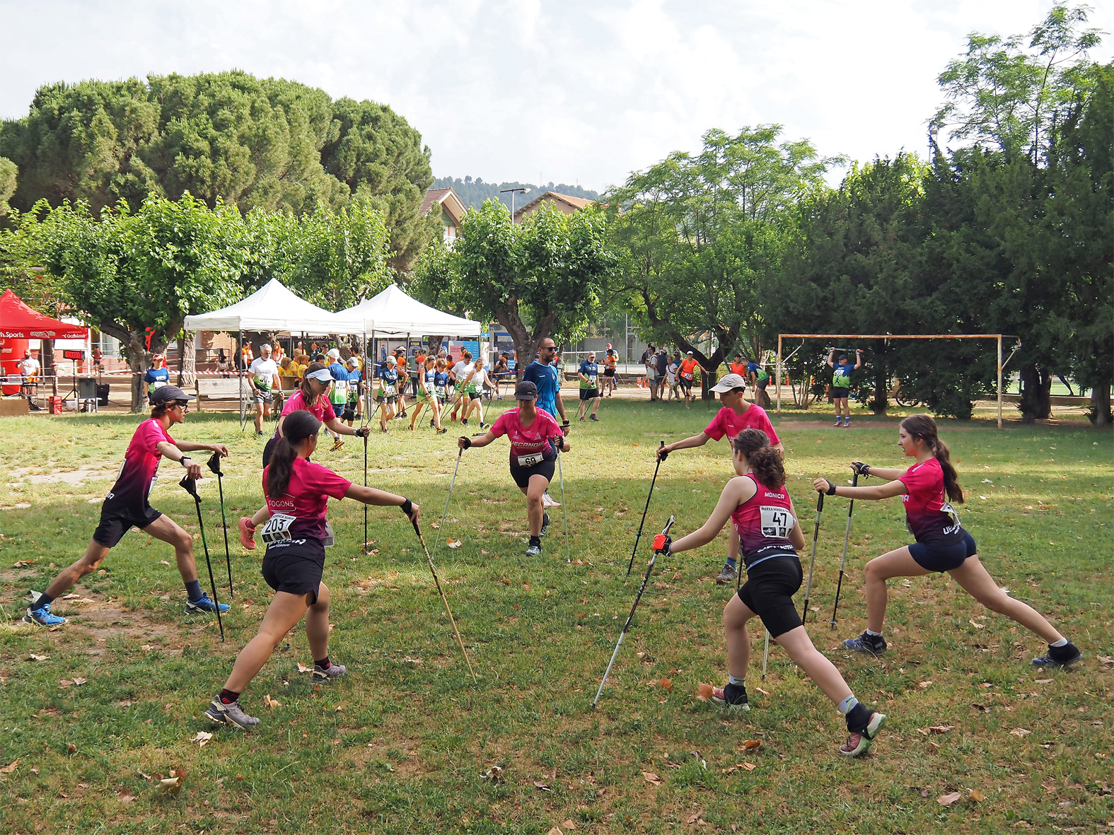 Escalfament i preparatius abans de la sortida de la Cursa de Marxa Nòrdica Vila de Súria al Parc Municipal Macary i Viader.