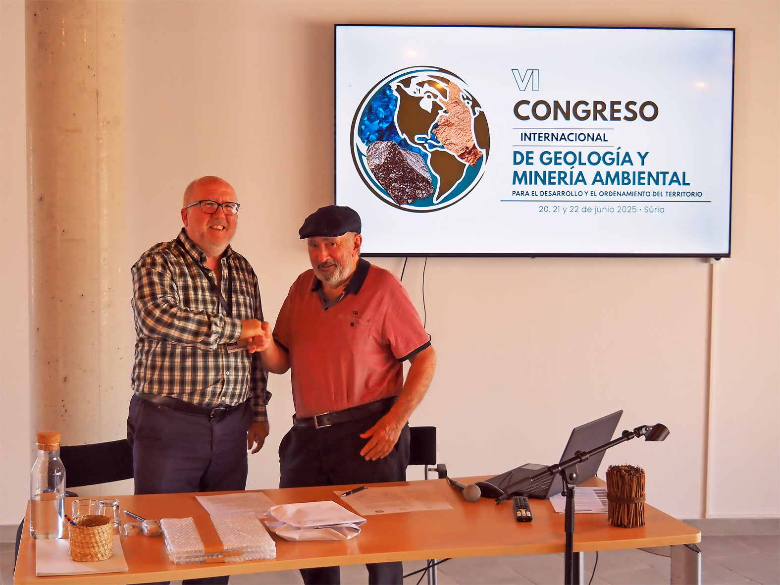 Encaixada de Josep Maria Mata Perelló i Antonio Pizarro després de la signatura del conveni de col·laboració entre les entitats Sedpgym i Sigmadot, en el marc del 6è Congrés Internacional de Geologia i Mineria Ambiental, a Súria.