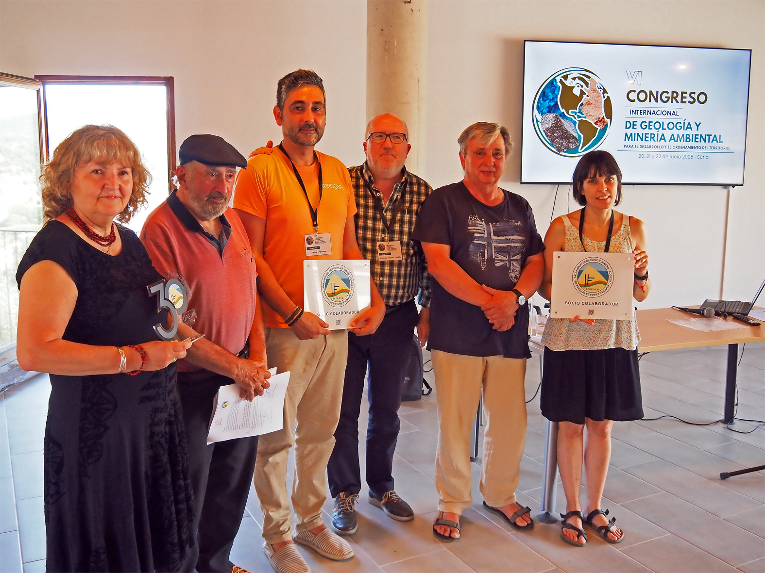 Lliurament de plaques de reconeixement de la Sedpgym a socis col·laboradors i fundadors, en el marc del 6è Congrés Internacional de Geologia i Mineria Ambiental, a Súria.