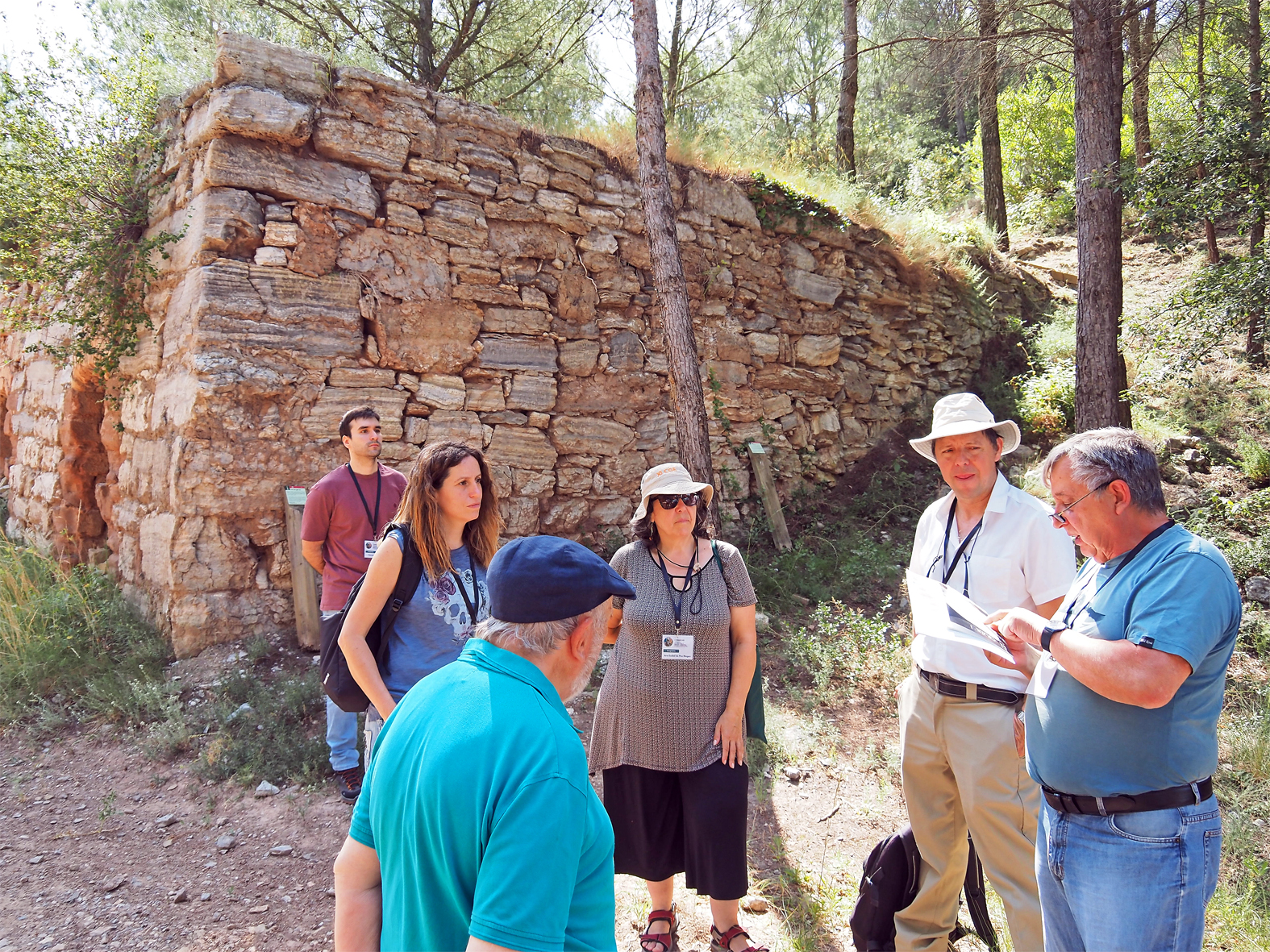 Sortida de camp del 6è Congrés Internacional de Geologia i Mineria Ambiental, per la zona dels antics forns de guix de les Guixeres, a Súria.