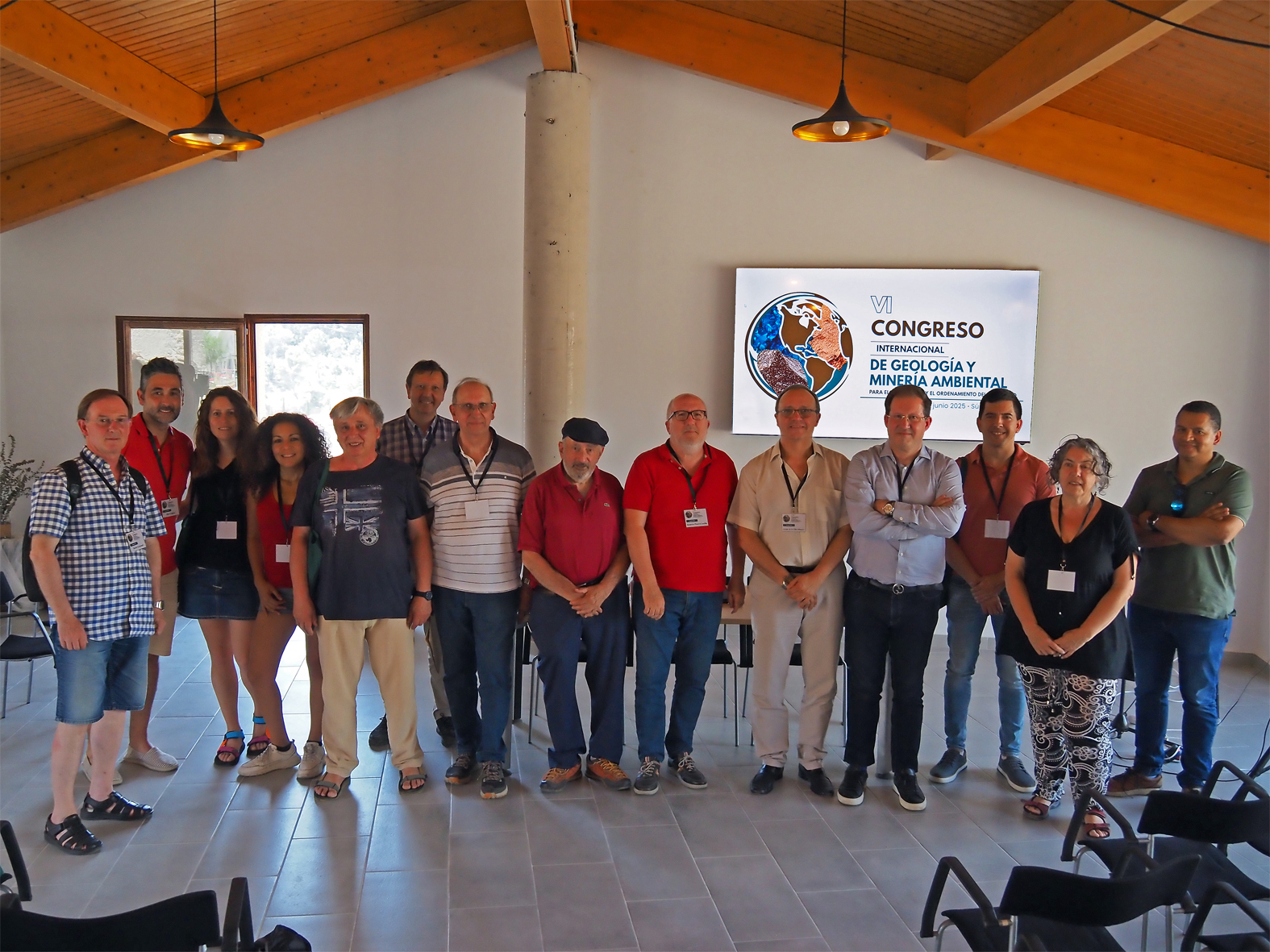 Foto de grup de les persones assistents a la cloenda de les sessions del 6è Congrés Internacional de Geologia i Mineria Ambiental, a Súria.