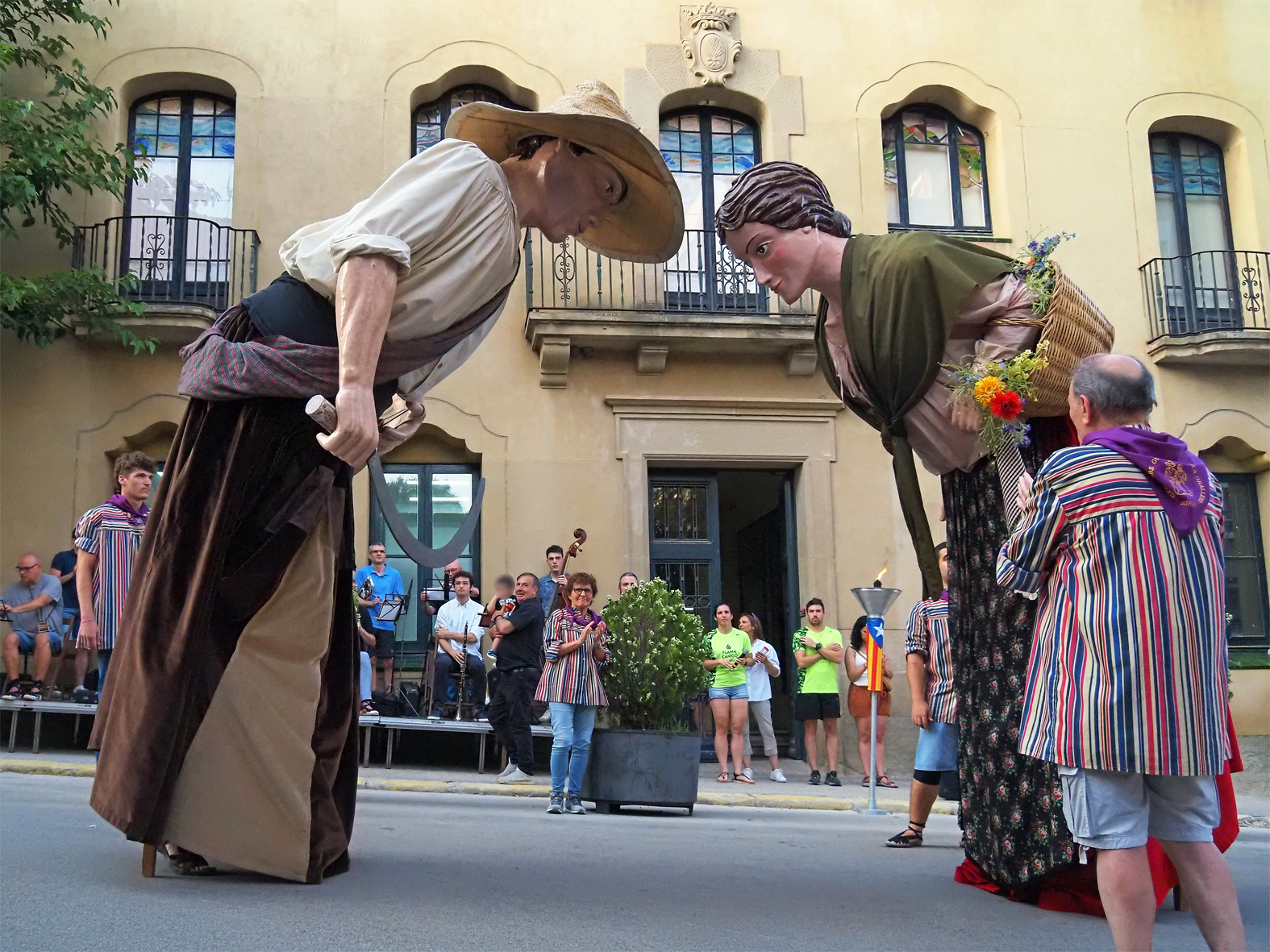 SalutaciÃ³ dels gegants Ton i CiÃ³, de Geganters del Gorg de lâ€™Olla, durant la celebraciÃ³ de la Nit de Sant Joan a SÃºria.