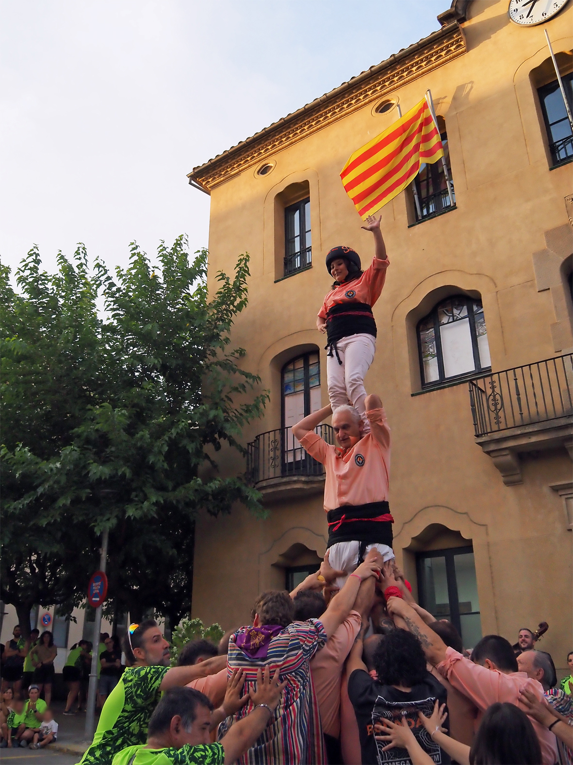 Pilar de la Colla Castellera Salats durant la celebraciÃ³ de la Nit de Sant Joan a SÃºria.