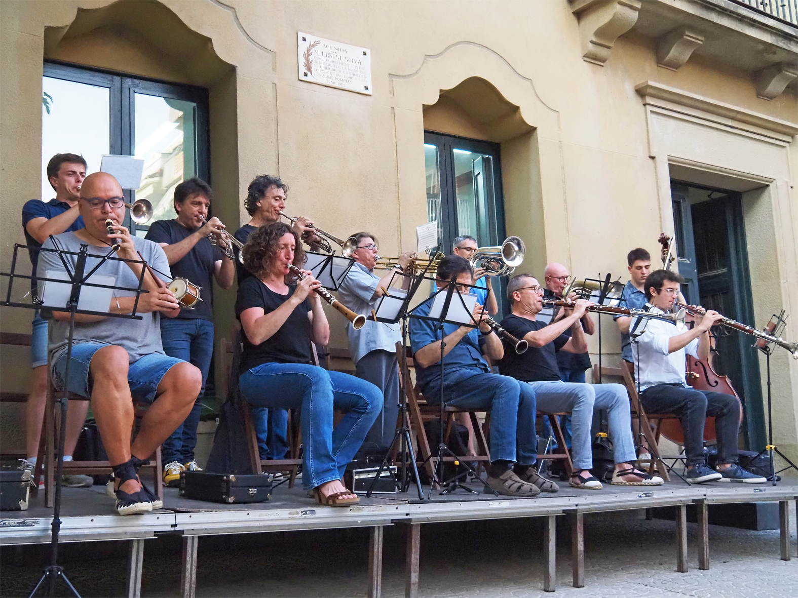 InterpretaciÃ³ de mÃºsics de la vila durant la celebraciÃ³ de la Nit de Sant Joan a SÃºria.