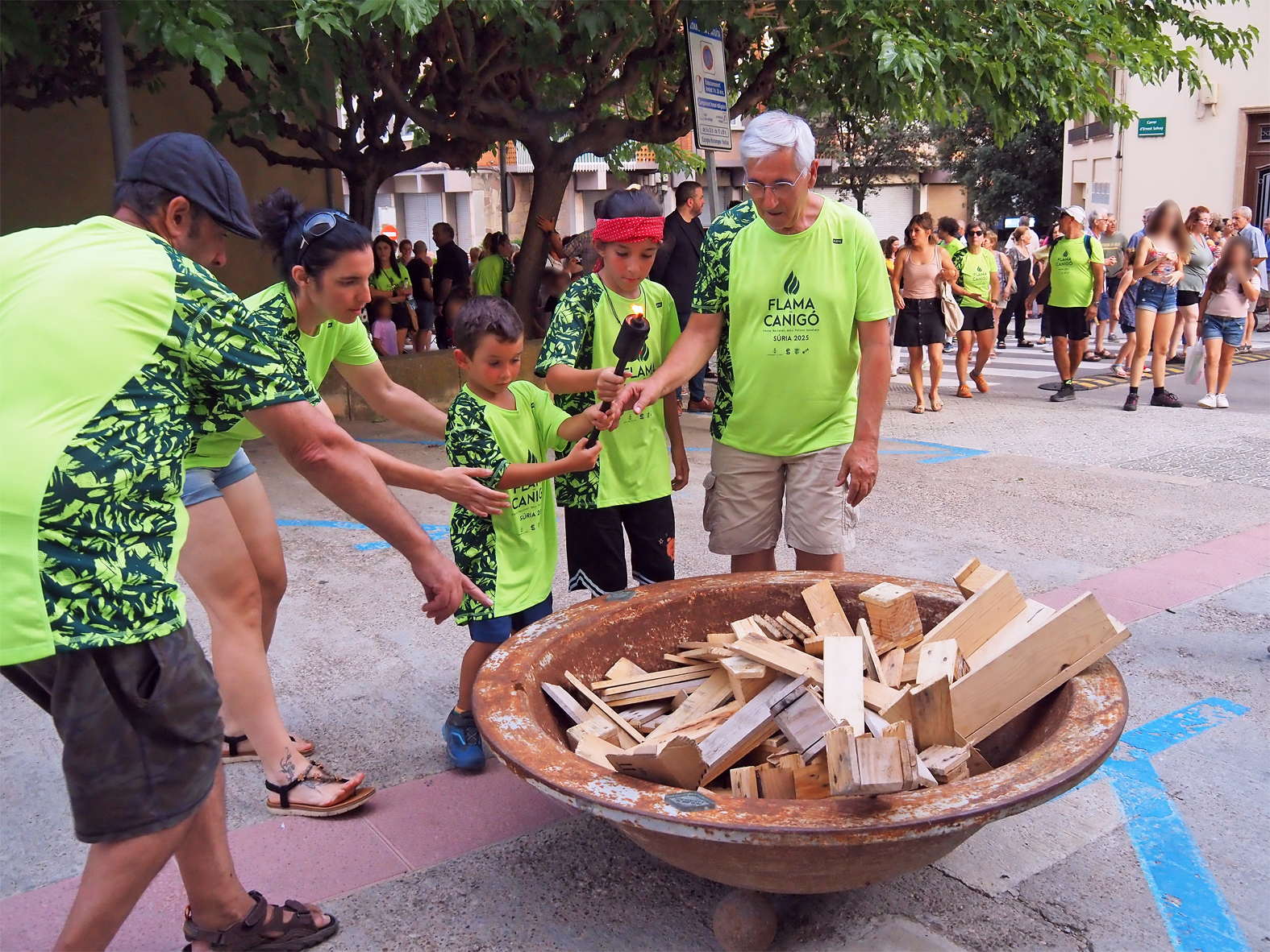 Encesa de la foguera durant la celebraciÃ³ de la Nit de Sant Joan a SÃºria, a lâ€™entorn de la Casa de la Vila.