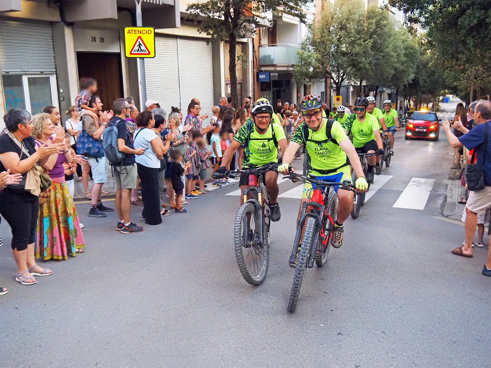 Arribada de la Flama del CanigÃ³ a la Casa de la Vila, durant la celebraciÃ³ de la Nit de Sant Joan a SÃºria.