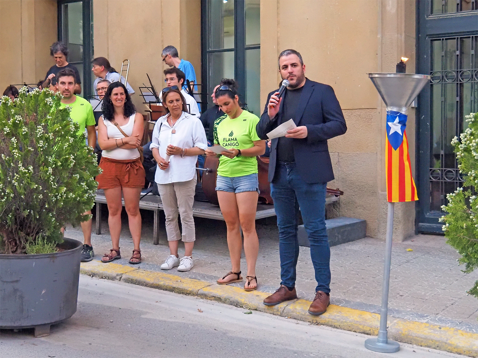 Lâ€™alcalde Albert CoberÃ³ llegeix el manifest de la Flama del CanigÃ³ durant la celebraciÃ³ de la Nit de Sant Joan a SÃºria.