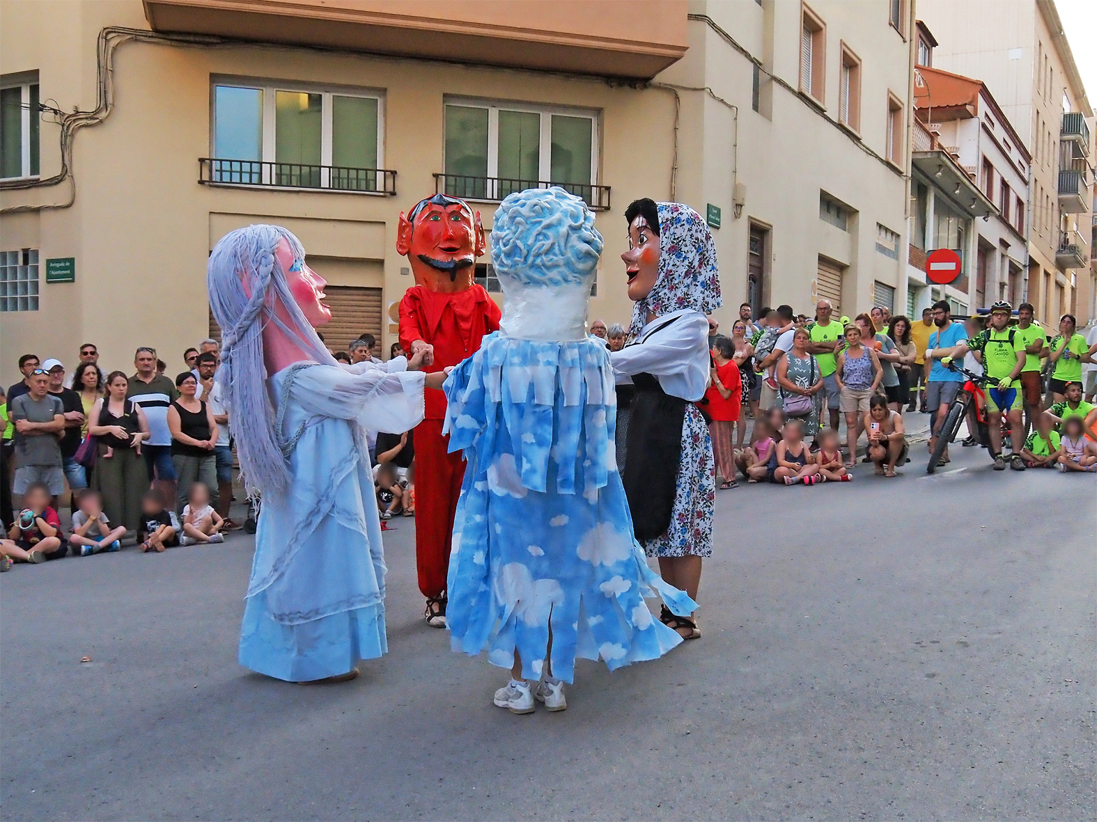 Ball dels Capgrossos de la Nit de Sant Joan al davant de la Casa de la Vila.