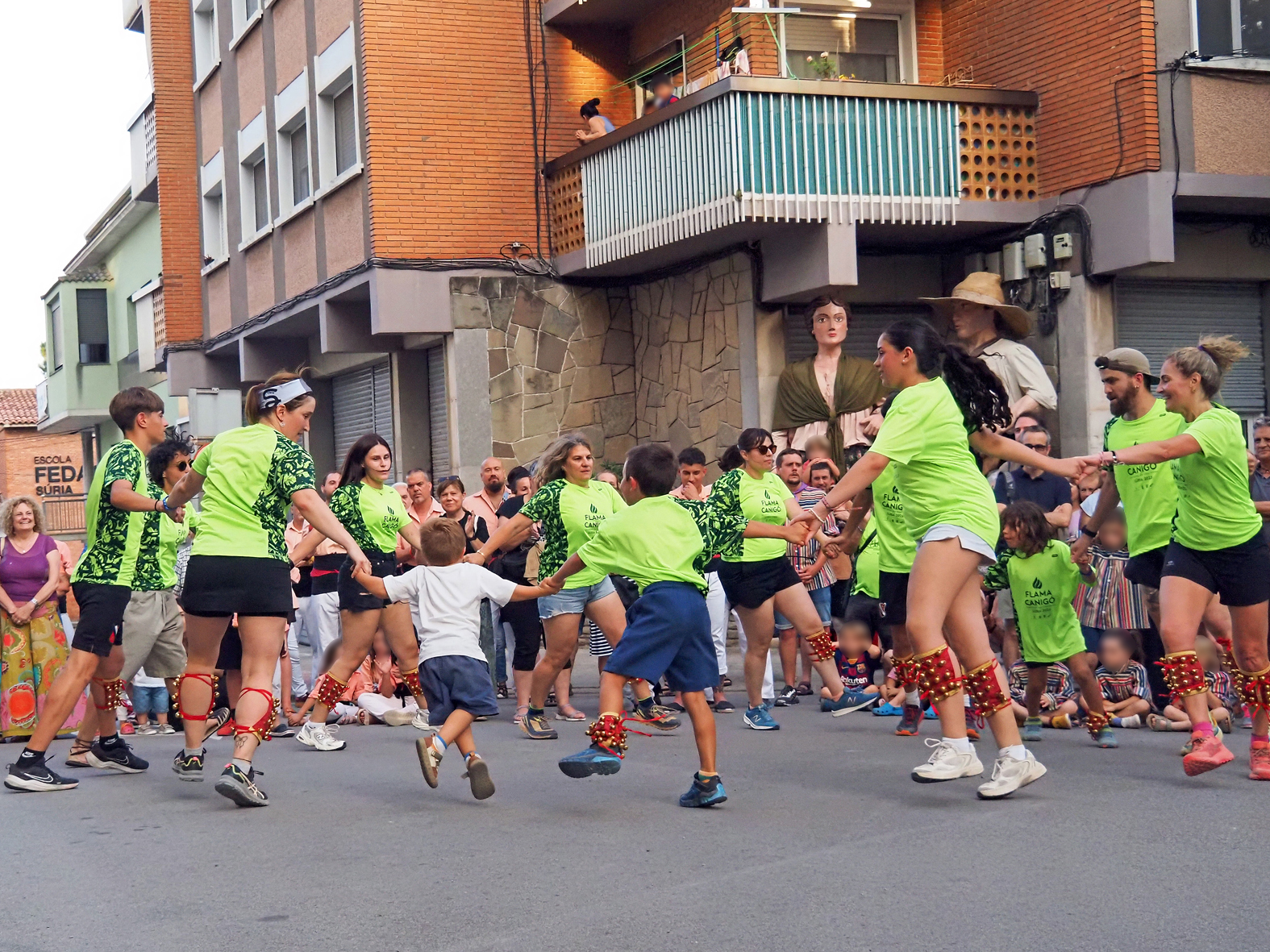Ball de Cascavells del Tro Gros durant la celebraciÃ³ de la Nit de Sant Joan a SÃºria.