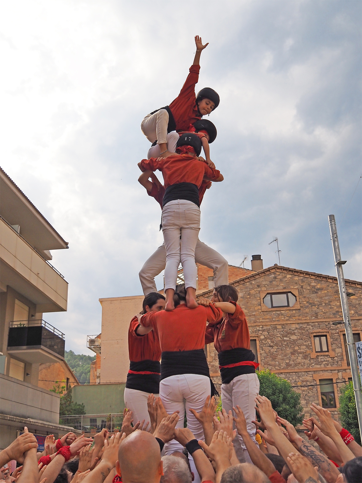 Castell de la Colla Castellera Potes Roges de Vacarisses durant la Trobada Castellera, dins del prÃ²leg de la Festa Major de SÃºria 2025.