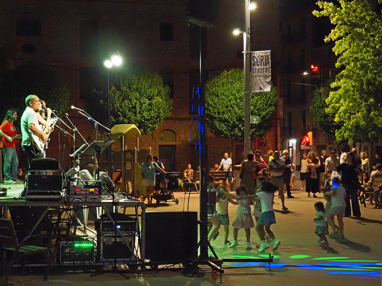 Ambient a la plaÃ§a de la Serradora durant els concerts de grups locals, dins del programa de la Festa Major de SÃºria 2025.