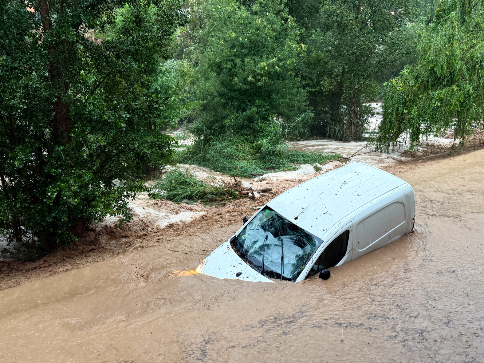 El riu Cardener arrossega diferents vehicles a causa del temporal, que no provoca danys personals