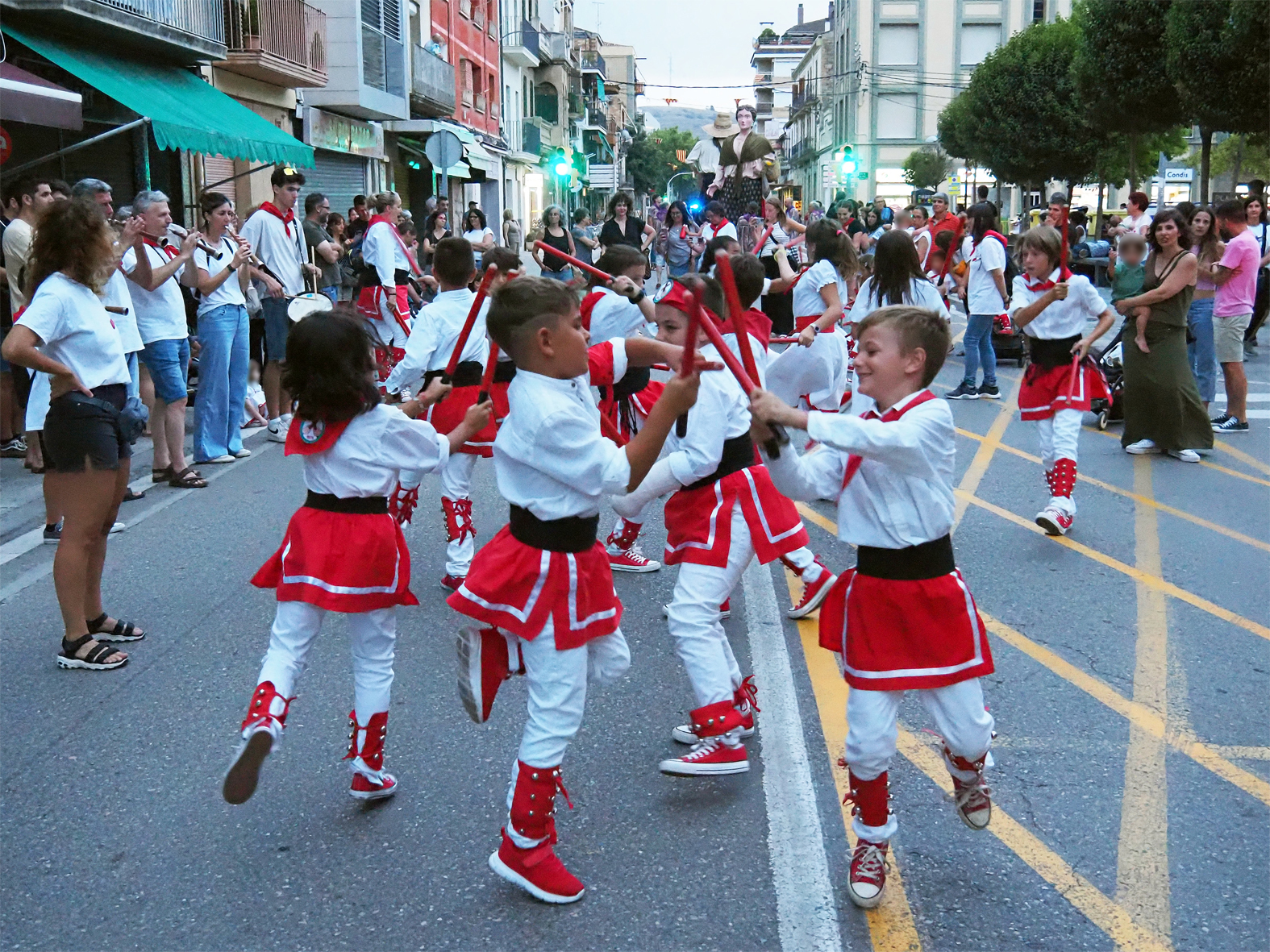 L'Agrupació Sardanista, durant la cercavila d'inici de la Festa Major de Súria 2025.