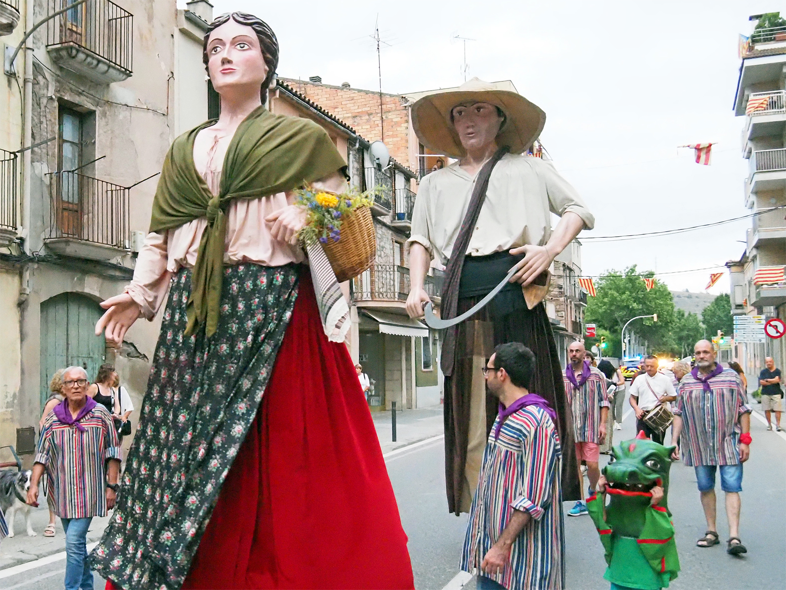 Els Geganters del Gorg de l'Olla, durant la cercavila d'inici de la Festa Major de Súria 2025.