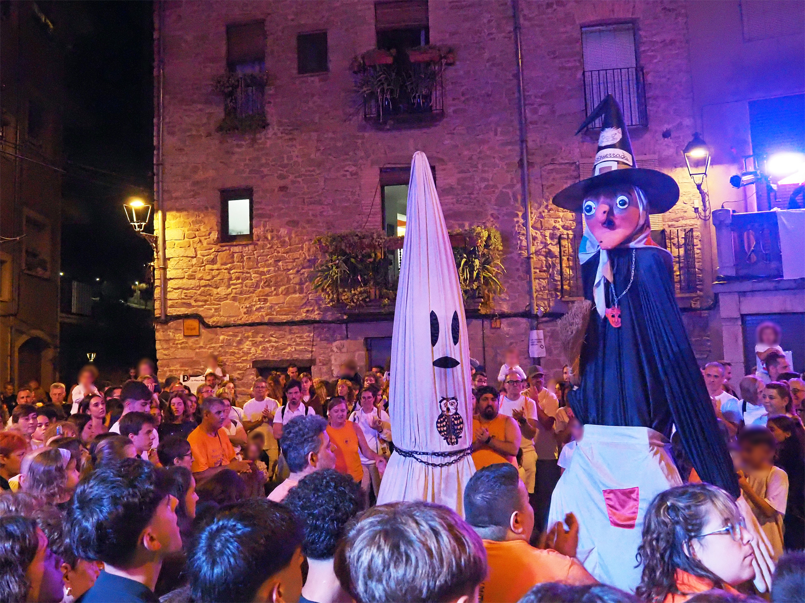 Ball del Fantasma del Castell i la Bruixa Esguerrada durant la Trapellada, dins de la Festa Major de Súria 2025.