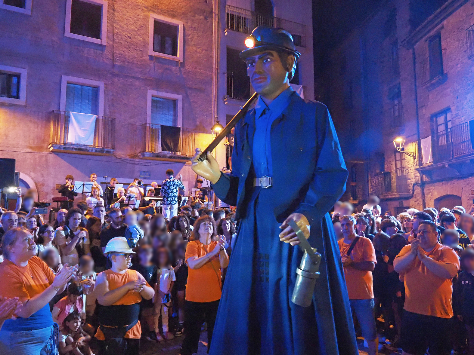 Ball del Gegant Miner dels Geganters i Grallers del Poble Vell durant la Trapellada, dins de la Festa Major de Súria 2025.