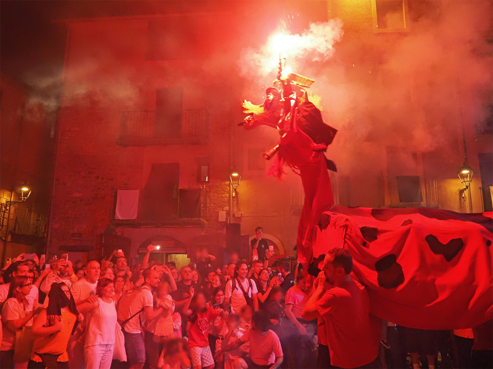 Ball de la Vaca de l'Altatxu durant la Trapellada, dins de la Festa Major de Súria 2025.
